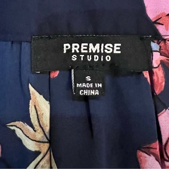 Premise Studio navy floral flutter sleeve Vneck top size small - Picture 8 of 8
